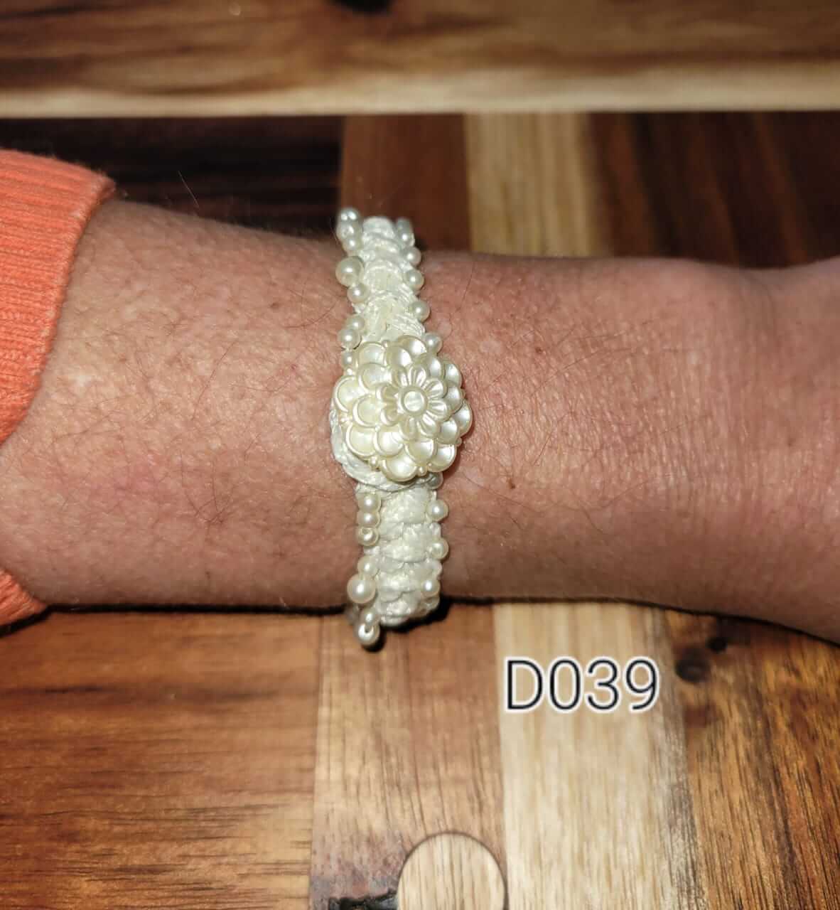 Crochet bracelet – white