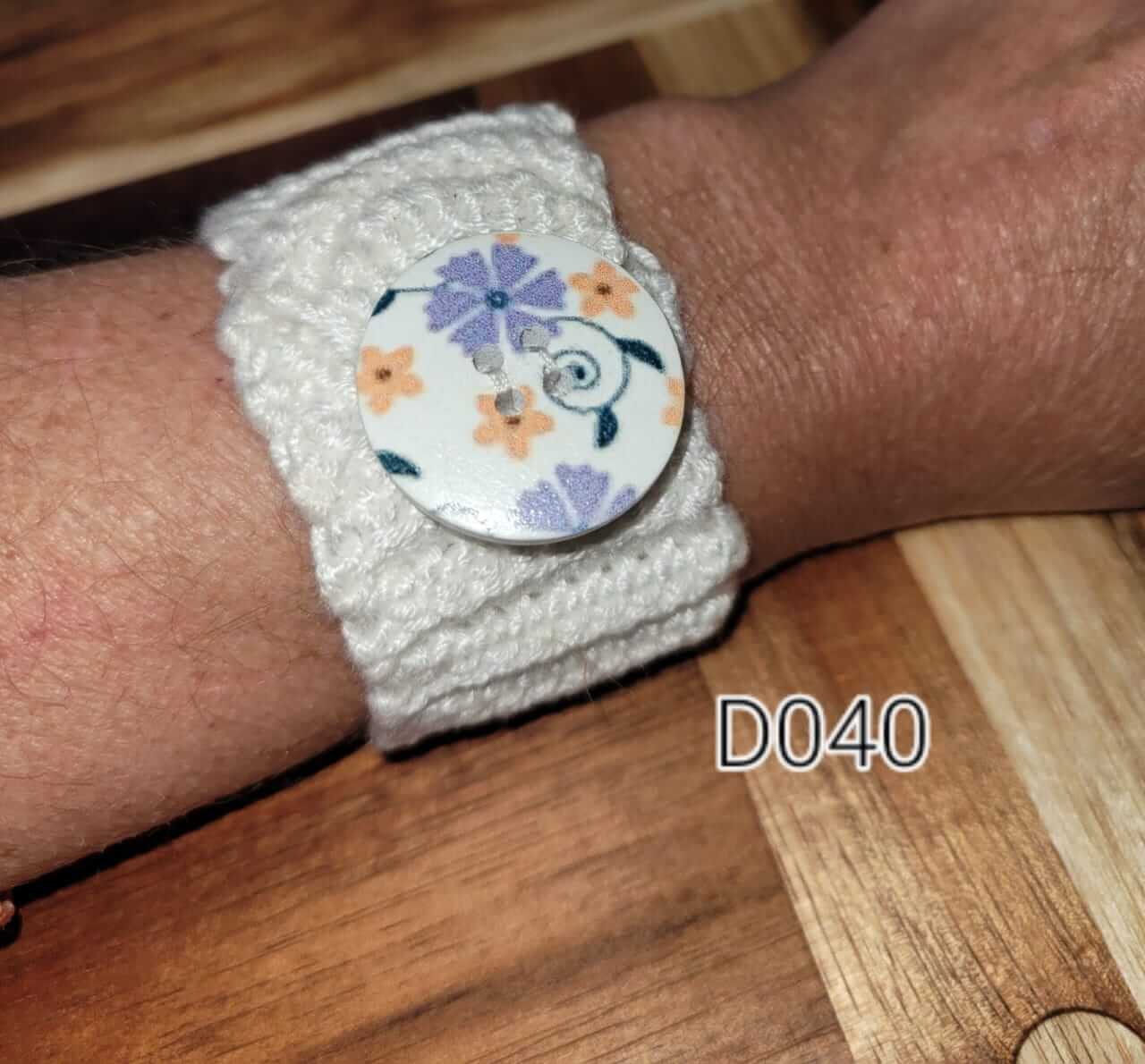 Crochet bracelet – white floral