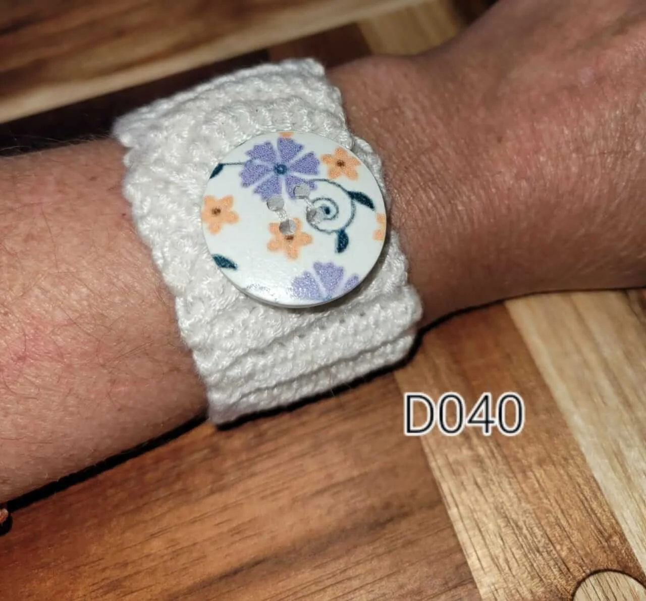 Crochet bracelet – white floral