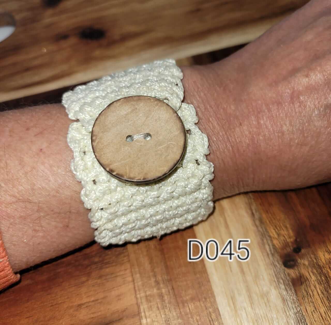 Crochet bracelet – white button