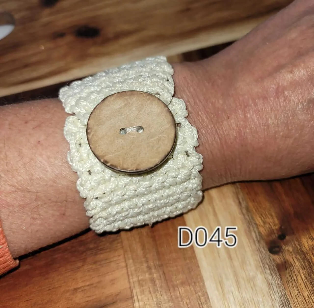 Crochet bracelet – white button