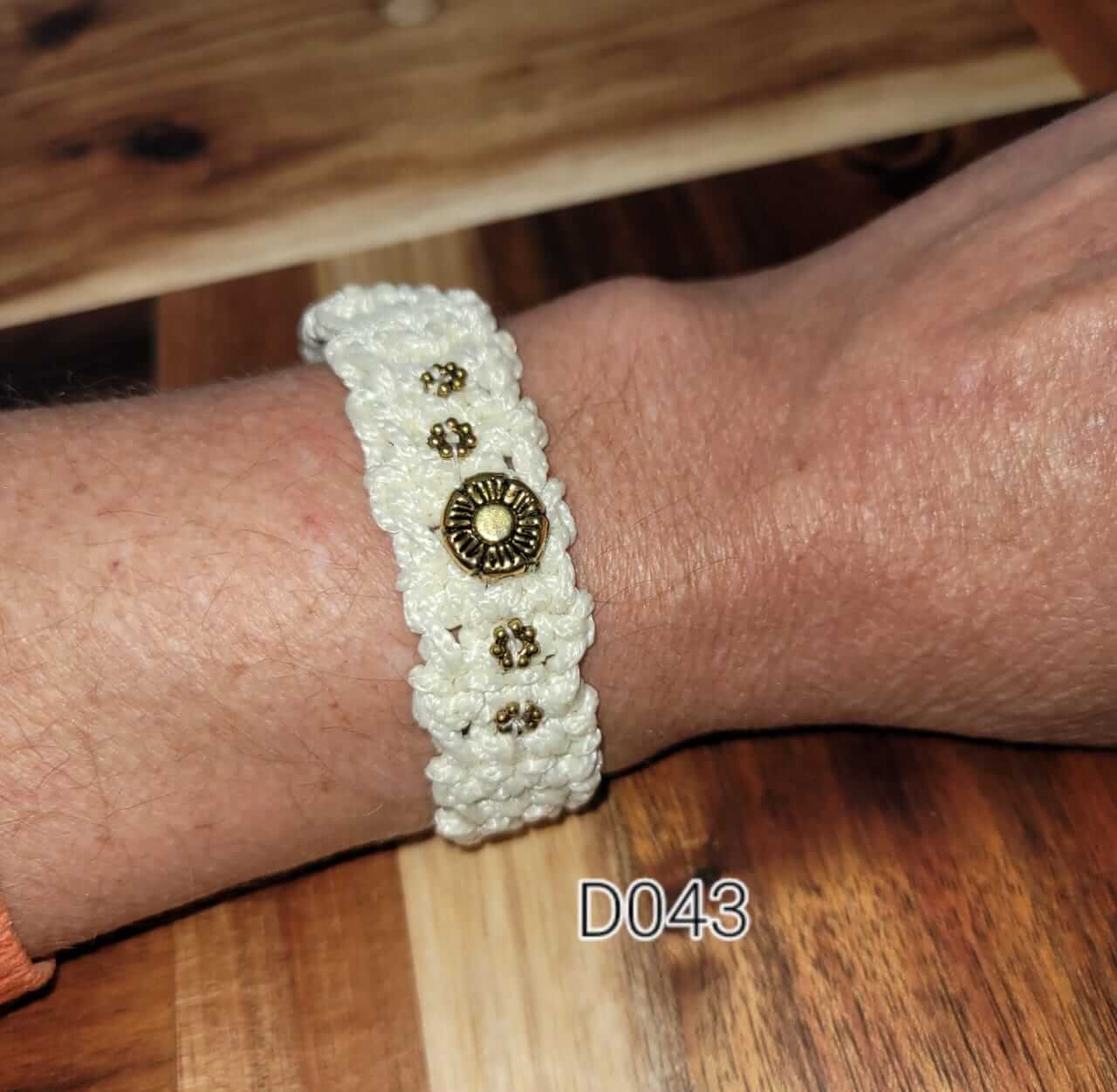 Crochet bracelet – gold beads
